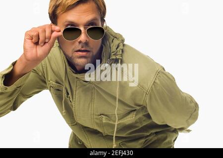 Nahaufnahme eines Mitte erwachsenen Mannes peeking über seine Sonnenbrille Stockfoto