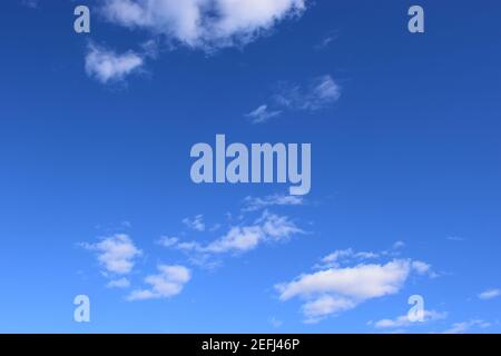 Weiße Wolke am blauen Himmel. Blauer Himmel mit kleinen weißen Wolken. Natürlicher Hintergrund Stockfoto