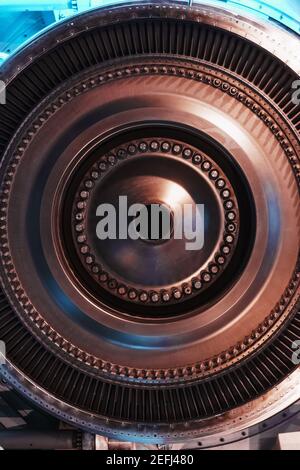 Turbinengeneratorrotor mit Rotorblättern und Scheiben, Innenansicht. Elemente, Details und Mechanismen von Windenergieanlagen. Energie und Maschinenbau Stockfoto