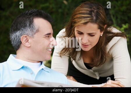 Nahaufnahme eines reifen Mannes und einer mittleren erwachsenen Frau Lesen einer Zeitung Stockfoto