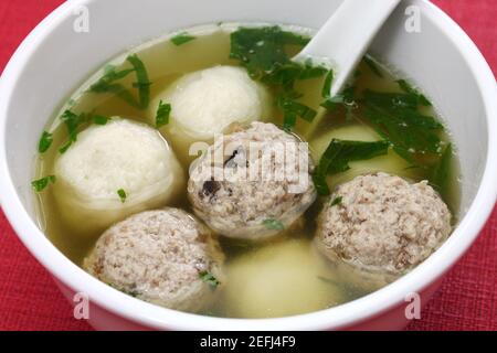 Fischbällchen- und Schweineballsuppe, taiwanesisches Essen Stockfoto