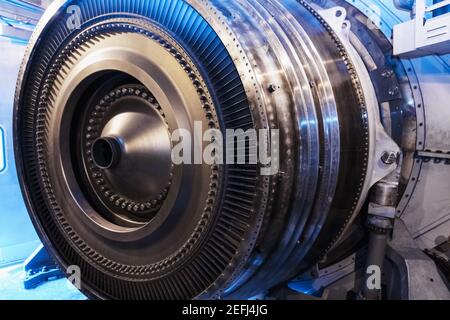 Turbinengeneratorrotor mit Rotorblättern und Scheiben, Innenansicht. Elemente, Details und Mechanismen von Windenergieanlagen. Energie und Maschinenbau Stockfoto