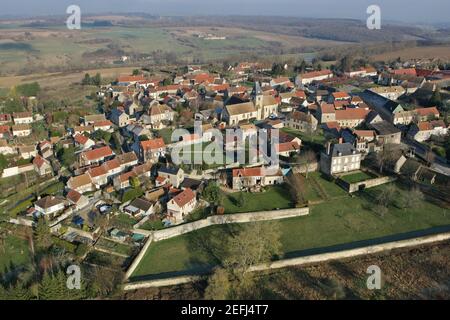 Luftaufnahmen von Omerville, einem kleinen ländlichen Dorf von Vexin, das um seine Kirche gruppiert ist, im Departement Val-d'Oise (95420), Region Ile-de-France, Fra Stockfoto