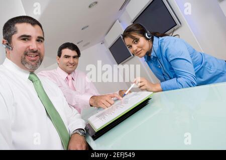 Porträt von zwei Geschäftsleuten und ein Lächeln auf den Lippen Geschäftsfrau Stockfoto