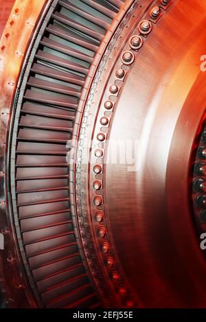 Turbinengeneratorrotor mit Rotorblättern und Scheiben, Innenansicht. Elemente, Details und Mechanismen von Windenergieanlagen. Energie und Maschinenbau Stockfoto