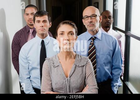 Führungskräfte, die in einem Korridor stehen Stockfoto