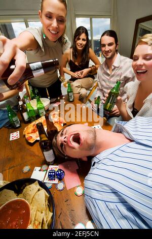 Junge Frau mit ihren Freunden genießen eine Party Stockfoto