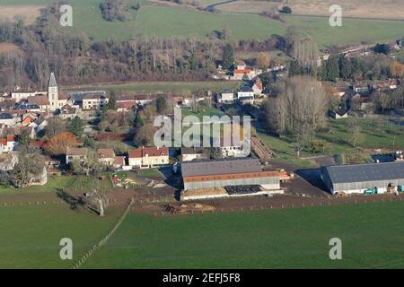 Chaussy en Vexin vom Himmel aus gesehen, ein kleines französisches Dorf im Departement Val-d'Oise (95710); Region Ile-de-France, Frankreich - 03. Januar 201 Stockfoto