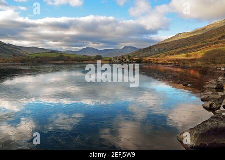 Llynau Mymbyr sind zwei Seen im Dyffryn Mymbyr Tal in Snowdonia und sind hier zugefroren mit Mount Snowdon im Hintergrund zu sehen. Stockfoto