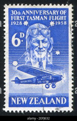 NEUSEELAND - UM 1958: Stempel gedruckt von Neuseeland, zeigt Sir Charles Kingsford-Smith und „Southern Cross“, um 1958 Stockfoto