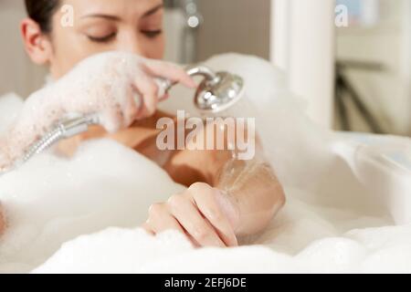 Nahaufnahme einer jungen Frau unter der Dusche Stockfoto