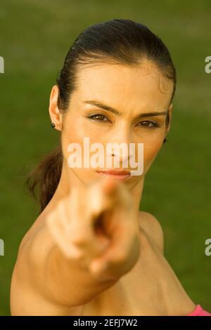 Porträt einer mittleren erwachsenen Frau, die nach vorne zeigt Stockfoto