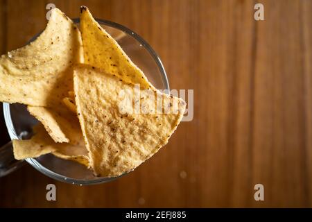 Tortilla-chips in eine Schüssel geben Stockfoto