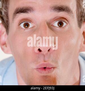 Porträt eines Mitte erwachsenen Mannes Blick überrascht Stockfoto