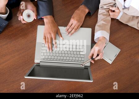Ein Blick aus der Perspektive von Geschäftsfrauen in einem Meeting Stockfoto