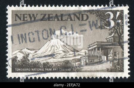 NEUSEELAND - UM 1963: Stempel gedruckt von Neuseeland, zeigt Ngauruhoe Vulkan, Tongariro Nationalpark, um 1963 Stockfoto