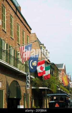 Nationalflaggen auf Balkonen von Gebäuden, New Orleans, Louisiana, USA Stockfoto