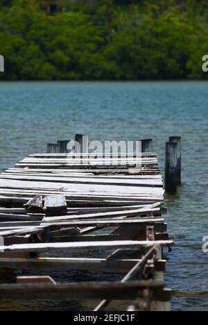 Beschädigte Pier im Meer, Providencia y Santa Catalina, San Andres y Providencia Department, Kolumbien Stockfoto