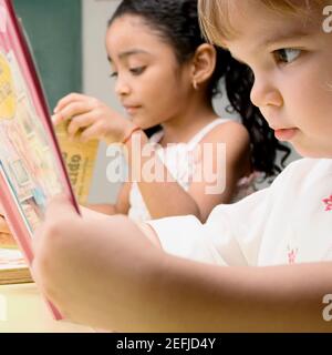 Zwei Schüler lesen in einem Klassenzimmer Stockfoto