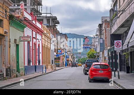 Straße mit Kolonialbauten im Stadtzentrum von San Salvador de Jujuy, Jujuy Provence im Norden Argentiniens Stockfoto