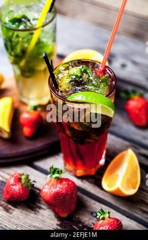 Tradition Sommergetränk Mojito mit Limette und Minze, Erdbeeren a Stockfoto