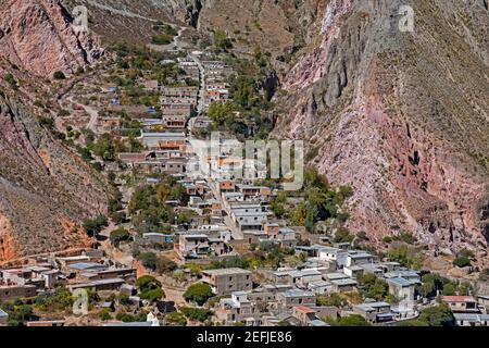 Luftaufnahme über das Dorf Iruya in der Region Altiplano am Fluss Iruya, Provinz Salta im Nordwesten Argentiniens Stockfoto