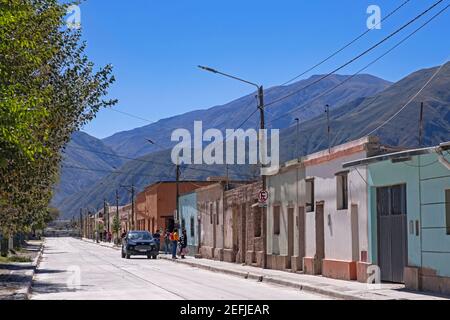 Bunte lehmhäuser in der Kleinstadt Volcán an der Nationalstraße 9 / Ruta Nacional 9, Provinz Jujuy im Nordwesten Argentiniens Stockfoto