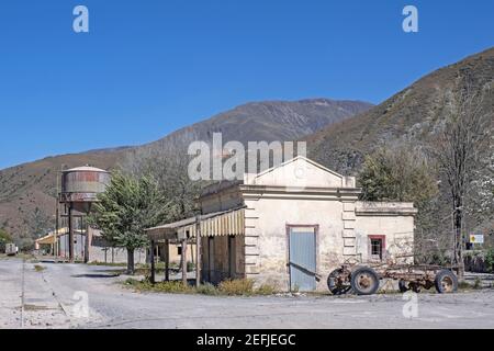 Alter Bahnhof der General Belgrano Bahn im Dorf Volcán entlang der Nationalstraße 9 / Ruta Nacional 9 in der Provinz Jujuy, Argentinien Stockfoto