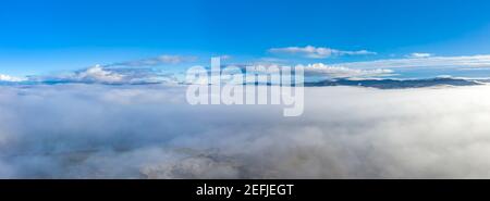 Über den Wolken bei Portnoo in der Grafschaft Donegal mit Nebel - Irland. Stockfoto