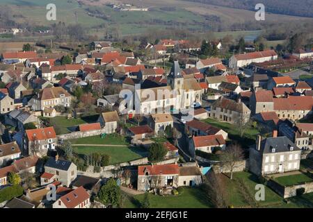 Ormeville, Frankreich - 03. Januar 2010: Luftaufnahme von Omerville, einem kleinen Dorf in Vexin, das um seine Kirche, Abteilung Val-d'Oise gruppiert ist Stockfoto