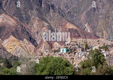 Der Maimará Friedhof am Fuße des Berges Paleta del Pintor / Malerpalette in der Quebrada de Humahuaca, Provinz Jujuy, Argentinien Stockfoto