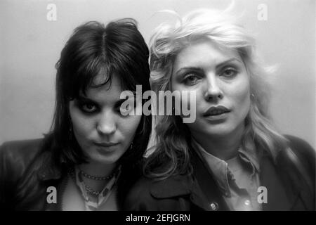 Joan Jett von The Runaways und Debbie Harry von Blondie Backstage im Tower Theater in Philadelphia, PA bei einem Gig mit The Runaways, The Jam und The Ramones. 18. März 1978.© mpi09 / MediaPunch Stockfoto