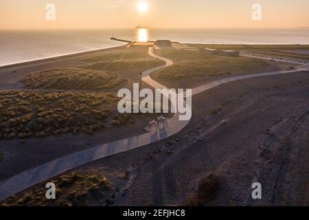 Kopenhagen, Dänemark - 27. Februar 2019. Sonnenuntergang über dem Amager Strandpark (Amager Beach Park), einem öffentlichen Park am Meer in Kopenhagen. Es befindet sich auf der Insel Amager und umfasst eine künstliche Insel und bietet insgesamt 4,6 km Strände. Stockfoto