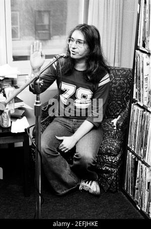 Jim Steinman macht ein Radio-Interview bei WMMR, um das Meatloaf Album bat Out of Hell zu promoten.Philadelphia, PA. März 1977. Quelle: Scott Weiner/MediaPunch Stockfoto