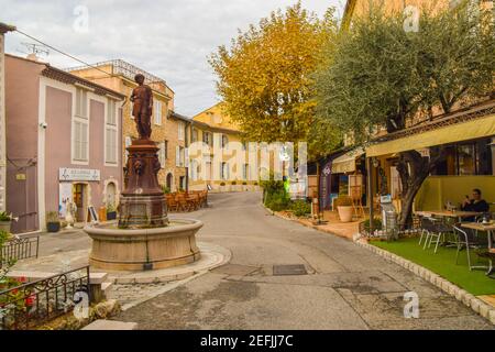 Tagesansicht des Hauptplatzes von Mougins, Südfrankreich. Stockfoto