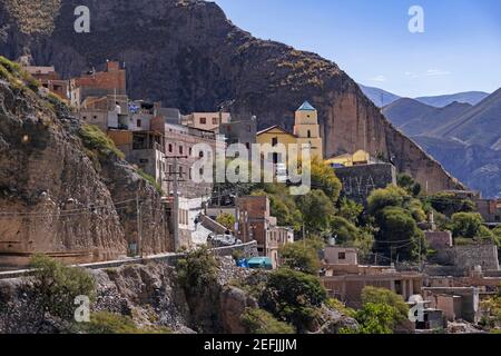 Dorf Iruya mit seiner Kirche aus dem 17th. Jahrhundert, eingebettet an den Berghängen in der Provinz Salta im Nordwesten Argentiniens Stockfoto