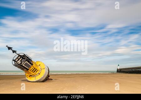 Bouée cardinale échouée sur la Plage de Calais, Frankreich, Hauts de France Stockfoto