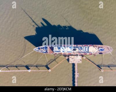 Luftaufnahme des historischen Kreuzfahrtschiffes Funchal, das am Hafen von Lissabon in der Nähe des Terminals Santa Apolonia entlang des Flusses Tejo, Lissabon, Portugal, angedockt ist. Stockfoto