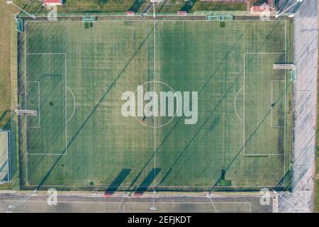 Ein Fußballplatz, der von oben nach unten als Teil eines Sportkomplexes gesehen wird. Stockfoto