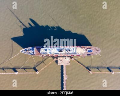 Luftaufnahme des historischen Kreuzfahrtschiffes Funchal, das am Hafen von Lissabon in der Nähe des Terminals Santa Apolonia entlang des Flusses Tejo, Lissabon, Portugal, angedockt ist. Stockfoto