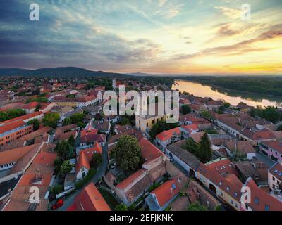 Luftbild über die Stadt Szentendre. Erstaunliche romantische kleine Stadt in der Nähe von Budapest Ungarn. Berühmtes touristisches Ziel. Stockfoto