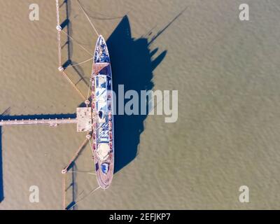 Luftaufnahme des historischen Kreuzfahrtschiffes Funchal, das am Hafen von Lissabon in der Nähe des Terminals Santa Apolonia entlang des Flusses Tejo, Lissabon, Portugal, angedockt ist. Stockfoto