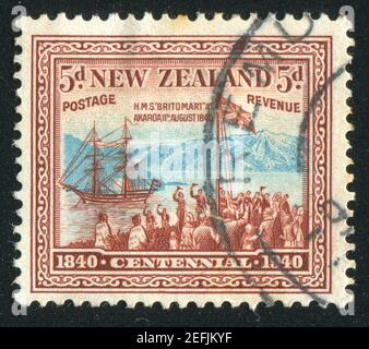 NEUSEELAND - UM 1940: Briefmarke gedruckt von Neuseeland, zeigt H.M.S. „Britomart“ in Akaroa, um 1940 Stockfoto