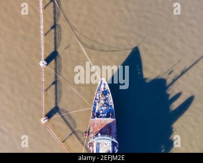Luftaufnahme des historischen Kreuzfahrtschiffes Funchal, das am Hafen von Lissabon in der Nähe des Terminals Santa Apolonia entlang des Flusses Tejo, Lissabon, Portugal, angedockt ist. Stockfoto