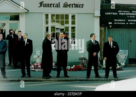 Ronnie Kray Beerdigung Bethnal Green East London England 29. März 1995 Scans von 2021 Sicherheitsbetretern warten auf W. English Funeral Offices auf Bethnal Gree Road Funeral of East End of London Gangster Ronnie Kray, Zwilling des verbrechenden Chefs Reggie Kray, der an der Beerdigung teilnahm, als es sich seinen Weg durch Ost-London zum Familiengrundstück auf dem Friedhof von Chingford im Nordosten Londons verwickelte. Stockfoto