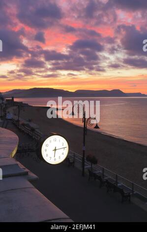 Öffentliche Uhr in Lyme Regis, Dorset bei Sonnenaufgang Stockfoto