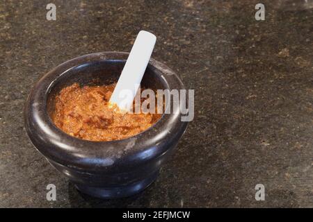 Pestal und Morta mit hausgemachten Harissa Stockfoto