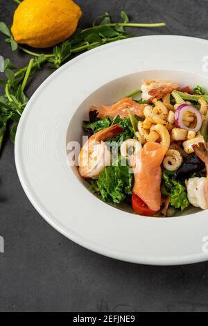 Salat mit kalten Meeresfrüchten, Garnelen, Thunfisch und Krake Stockfoto