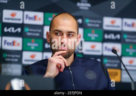 Kiew, Ukraine. Februar 2021, 17th. KIEW, UKRAINE - 17. FEBRUAR: Bas Dost des Club Brugge während einer Pressekonferenz des Club Brugge im NSK Olimpiyskiy am 17. Februar 2021 in Kiew, Ukraine vor dem UEFA Europa League-Lauf 32 Fußballspiel gegen Dynamo Kiew. (Foto von Andrey Lukatsky/Orange Pictures) Credit: Orange Pics BV/Alamy Live News Stockfoto