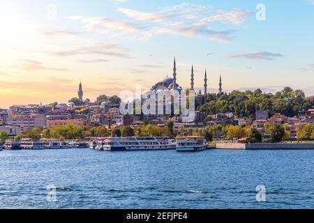 Eminonu Pier in der Nähe der Suleymaniye Moschee in Istanbul, Blick vom Bosporus bei Sonnenuntergang Stockfoto